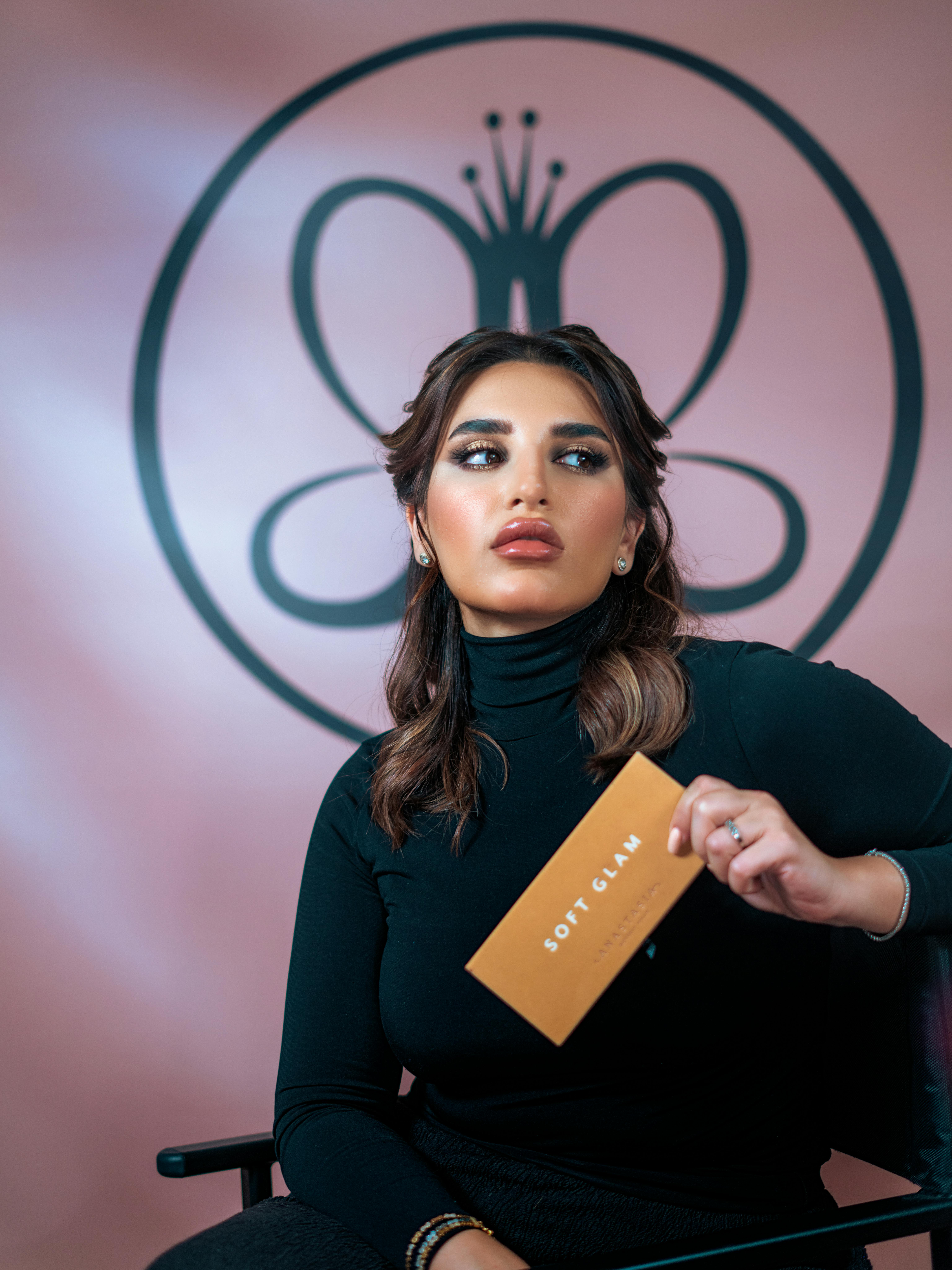 《回声工厂》封面图：冷静工业风氛围