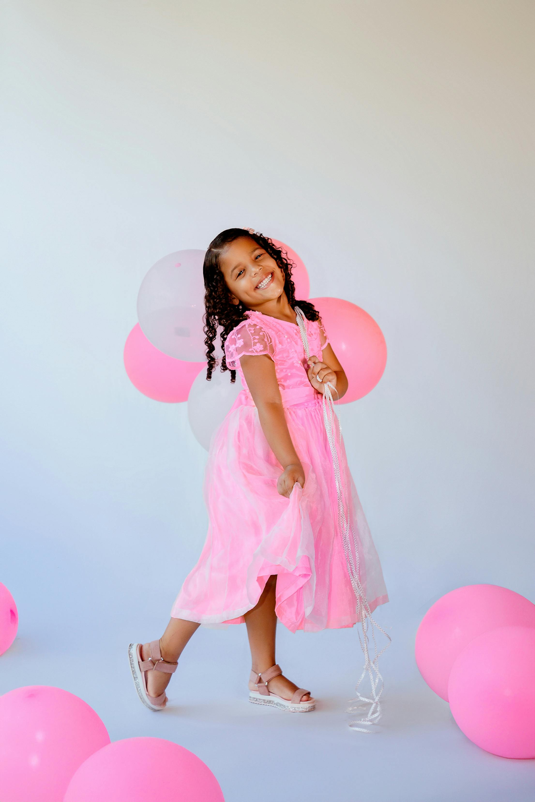 热播推荐海报图：城市与人物氛围镜头