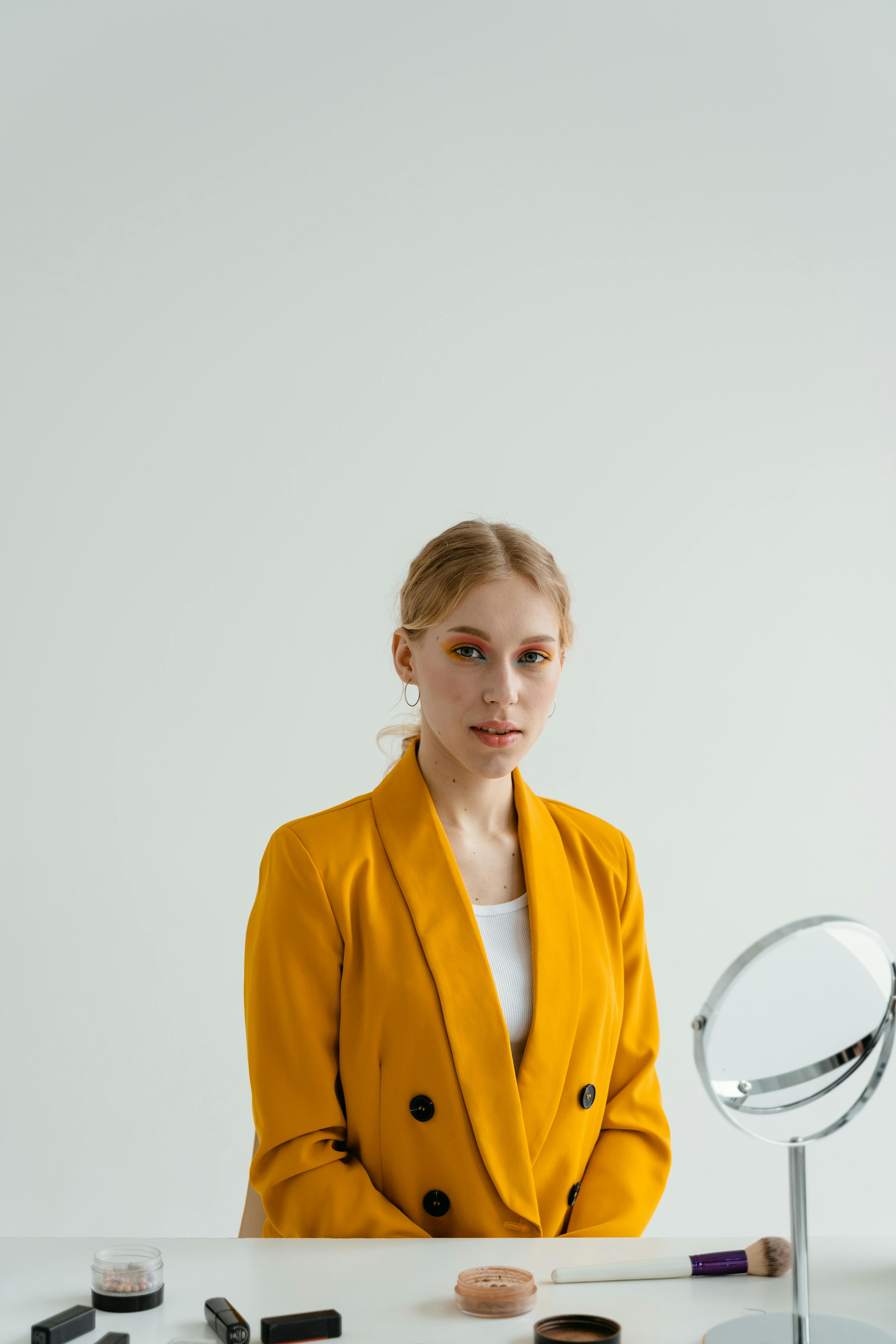 动漫分类：动感光影与角色剪影海报图